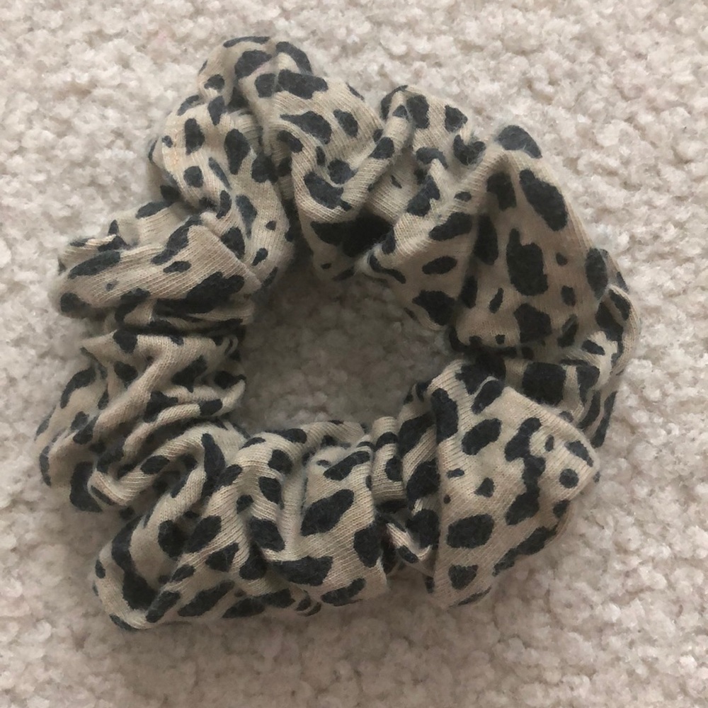 Brandy melville cheetah print scrunchy 🥰